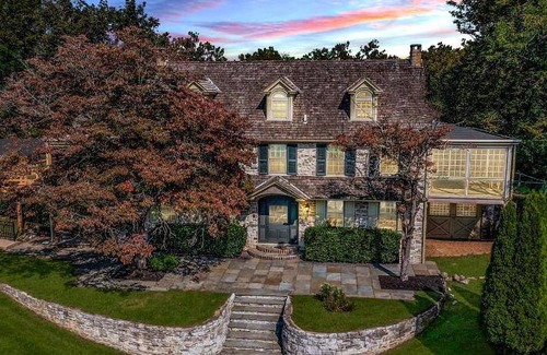 Downingtown House | 309 m² House ∙ 3 bedrooms ∙ 10 guests