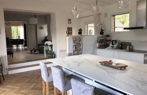 Verneuil-sur-Seine House | 30mn from Paris TER, 7 bedrooms including a studio, swimming pool, dog accepted