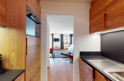 Surlej Apartment | 3½-room apartment on the ground floor, entrance hall with wardrobe, living room