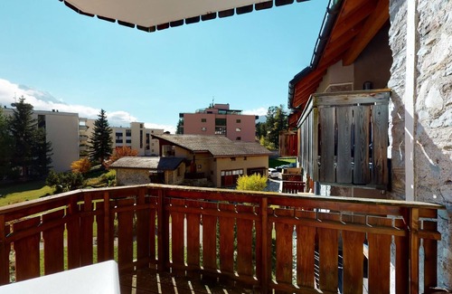 Champfer Apartment | 3½-room apartment on the 2nd floor, entrance with wardrobe, living room with TV,