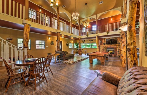 Conroe House | 325 m² House ∙ 4 bedrooms ∙ 12 guests