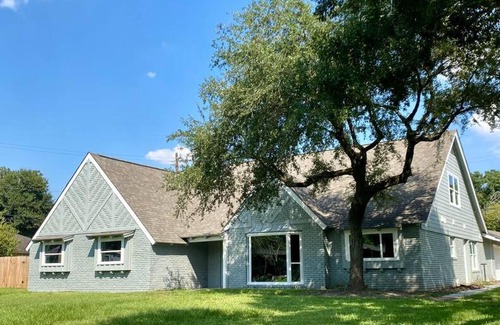 Southeast Houston House | 3300 sq Spacious Kitchen & Living Spaces (5 TVs)