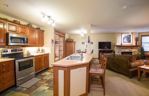 Salt Lake Mountain Resorts Condo | 3306 - One Bedroom + Den Deluxe Powderhorn Lodge by RedAwning