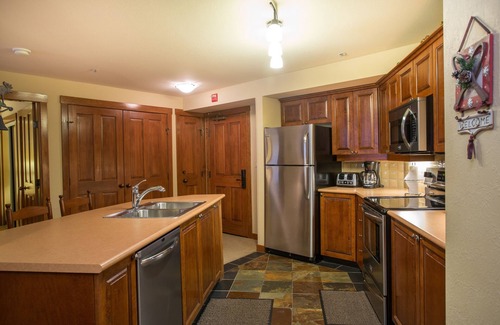 Salt Lake Mountain Resorts Condo | 3306 - One Bedroom + Den Deluxe Powderhorn Lodge by RedAwning