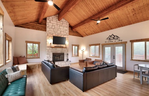 Monticello Cabin | 344 m² Cabin ∙ 6 bedrooms ∙ 29 guests