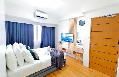 Cebu Apartment | 34B Taft East Gate 2 Bedroom Unit Pool, Gym, Balcony