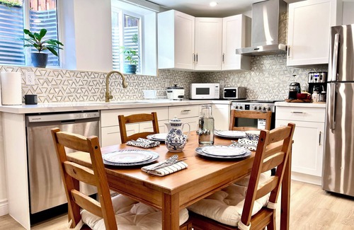 Newmarket Apartment | 35%OFF! Winter Comfort Oasis-Bright &Spacious,Parking,Prime Location FastWi-Fi!