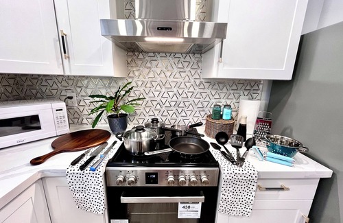 Newmarket Apartment | 35%OFF! Winter Comfort Oasis-Bright &Spacious,Parking,Prime Location FastWi-Fi!