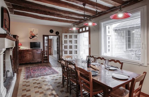 Saint-Cyr-en-Bourg House | 350 m² House ∙ 5 bedrooms ∙ 13 guests