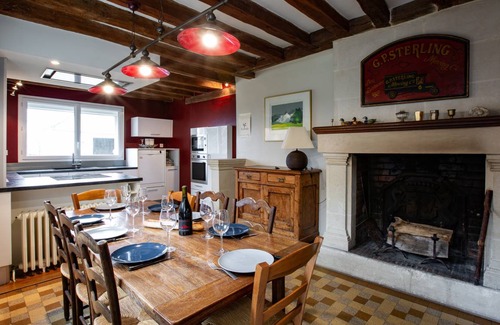 Saint-Cyr-en-Bourg House | 350 m² House ∙ 5 bedrooms ∙ 13 guests