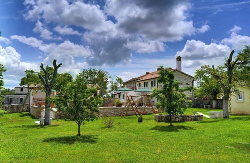 Rojnici House | 350 m² House ∙ 7 bedrooms ∙ 16 guests