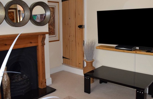 Tiddington Cottage | 36 BLUE BELL COTTAGE, pet friendly, with hot tub in Tiddington