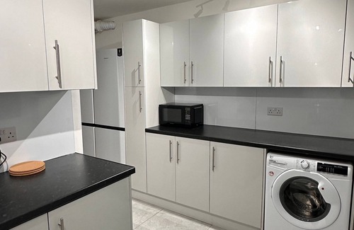 Heathrow Villages House | 360 UB3 Saunton Ave 93 - Saunton 3 Bedroom and 1 Bathroom House
