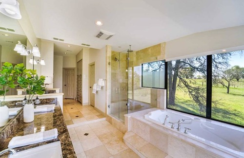 Bastrop House | 365 m² House ∙ 5 bedrooms ∙ 12 guests