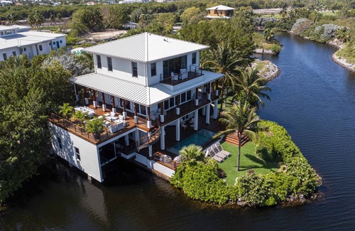 Seven Mile Beach House | 378 m² House ∙ 5 bedrooms ∙ 12 guests