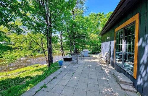 Littleton House | 37PA Superbly appointed riverfront home in LIttleton Skiing hiking firepit wif