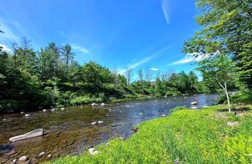 Littleton House | 37PA Superbly appointed riverfront home in LIttleton Skiing hiking firepit wif