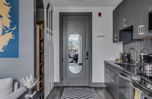 Rolling Mill Hill Condo | 380sq ft Private Downtown Terrace 1mi Broadway