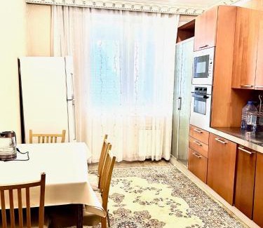 Nur-Sultan Apartment | 390 Теплые и уютные апартаменты с прекрасным видом на Байтерек с 2 большими кроватями с 2 санузлами