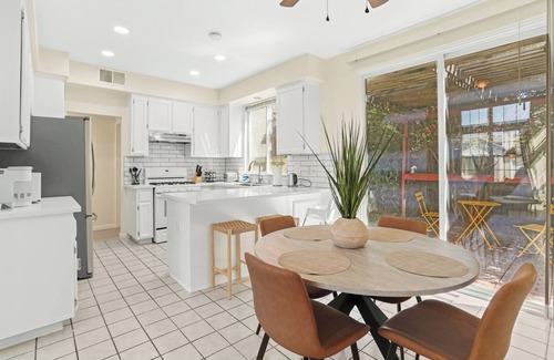 Southwestern Sacramento House | 3B 2.5B SFH, King Suite, 65" TV, Yard, Walkable to Parks/Shopping Square