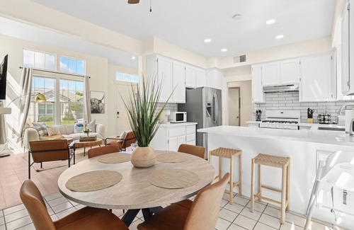 Southwestern Sacramento House | 3B 2.5B SFH, King Suite, 65" TV, Yard, Walkable to Parks/Shopping Square