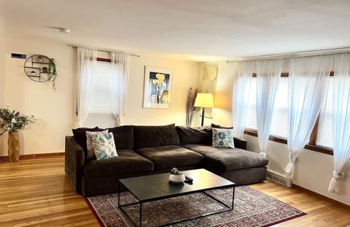 Waltham Apartment | 3bd/1ba apartment with parking 2037
