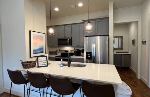 East Tallassee House | 3BD 2BA Sleeps 9 Private Lot. Golfcart to Lake, Swimming Pool, Weight Room.