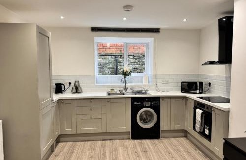 Birkenhead Apartment | 3BD Modern Home with Free Private Parking