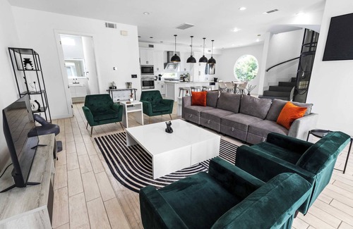 Greenway Plaza-Upper Kirby House | 3BD Montrose Luxe Home Near Med Center