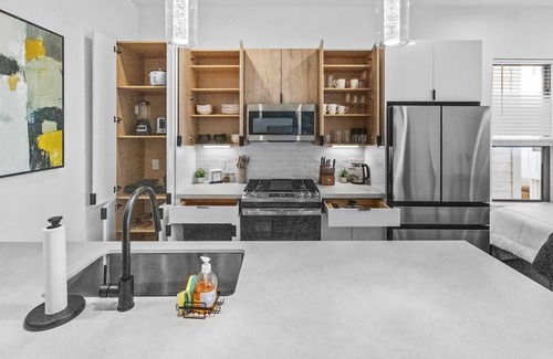 Riverside Terrace House | 3BD Spacious Retreat Fast Wi-Fi, Parking, Gym