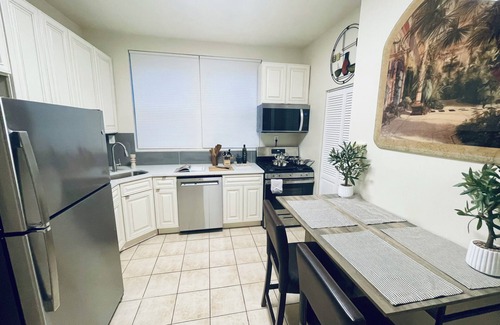 Hyde Park Apartment | 3bed/2bath Penthouse style Apt. W/fitness room & office 14 min to DT Chicago