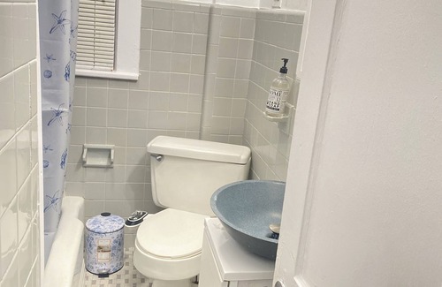 Teaneck Apartment | 3bedroom apartment in Teaneck with AC, WiFi, 12 miles from Times Square NYC.