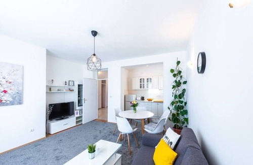 Pile Apartment | 3bedroom apartment near Old Town!