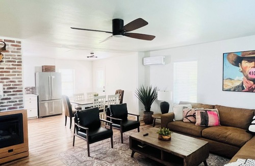 Hico House | 3BR, 1.5BA with covered parking minutes from downtown.