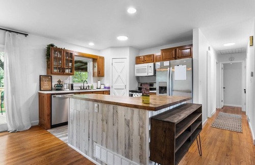 Shawnee House | 3BR/2BA Family Home Parking|15 Mins to DT KC
