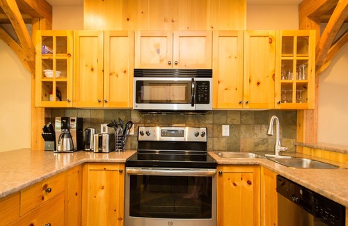 Big White Ski Resort House | 3BR 3 Bath townhouse-private hot tub, ski in skiout