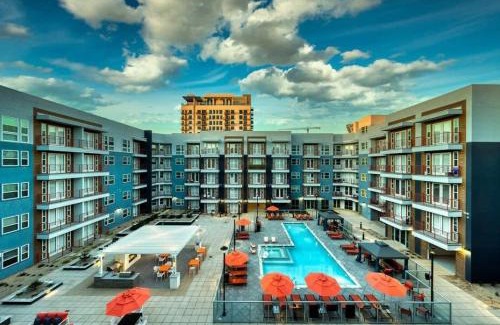 Downtown Phoenix Apartment | 3BR Cozysuites RORO Pool, Pets, Parking 6&12