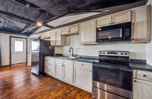 Paluxy Cabin | 3BR Hilltop Retreat | Fire pit | Panoramic Views