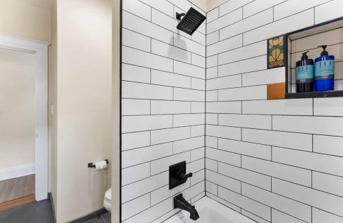 Manito House | 3BR Home Large Kitchen Mins To DwnTwn