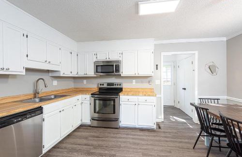North Raleigh House | 3BR Kid Friendly Fenced in Swingset