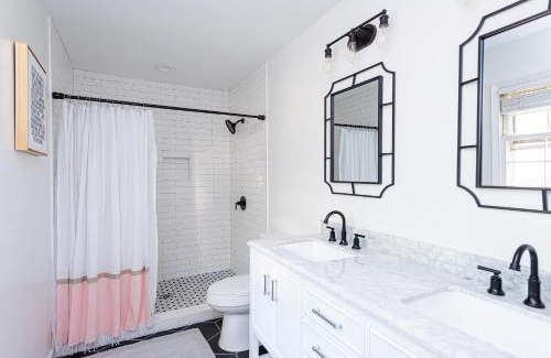North Raleigh House | 3BR Kid Friendly Fenced in Swingset