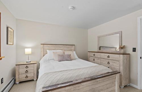 Lake Luzerne-Hadley Apartment | 3BR Lake Luzerne Retreat with Game Room & Hot Tub