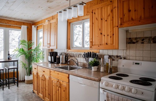 Magnetawan Cottage | 3BR Lakeside Retreat with Rustic Charm & Hot Tub