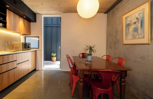 Te Aro Apartment | 3BR Townhouse | Industrial Charm, Central Location