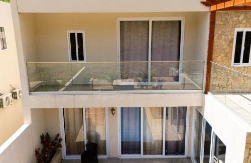Dixon Cove Villa | 3BR villa, 4 bathrooms, private pool & a Free-Ford EcoSport 2018