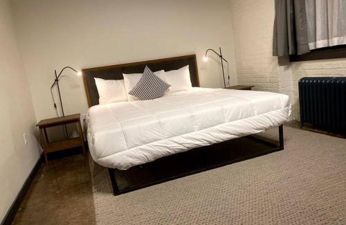 North Oakland Apartment | 3E-*New* Apartment -5 min from Downtown, sleeps 4