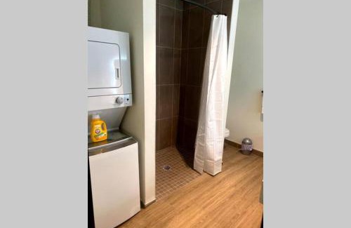 North Oakland Apartment | 3E-*New* Apartment -5 min from Downtown, sleeps 4
