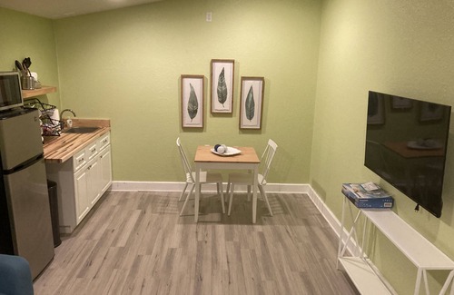 Ozona Apartment | 3Gulls Inn Ozona2-Boutique Hotel-SwimSpa-King Suite-Pets Stay Free-Dtntwn Ozona
