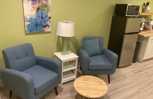 Ozona Apartment | 3Gulls Inn Ozona2-Boutique Hotel-SwimSpa-King Suite-Pets Stay Free-Dtntwn Ozona