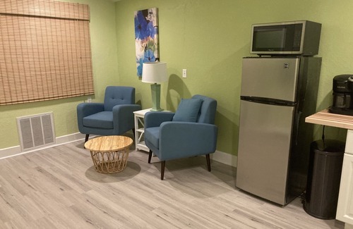 Ozona Apartment | 3Gulls Inn Ozona2-Boutique Hotel-SwimSpa-King Suite-Pets Stay Free-Dtntwn Ozona